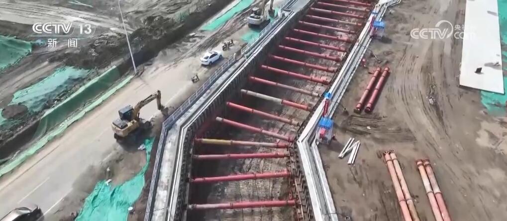 “五一”假期建设者坚守岗位保进度用劳动诠释“最美”(图1)