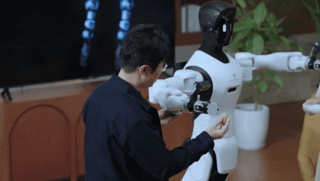 对话智元机器人姚卯青：工业场景是具身智能极具潜力的大市场？(图2)