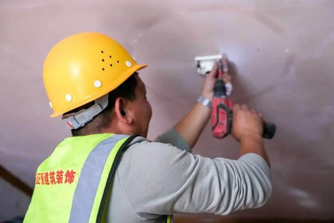 告别30年的“蜘蛛网”电线!普陀企业公益改造为老人守护居家安全(图2)